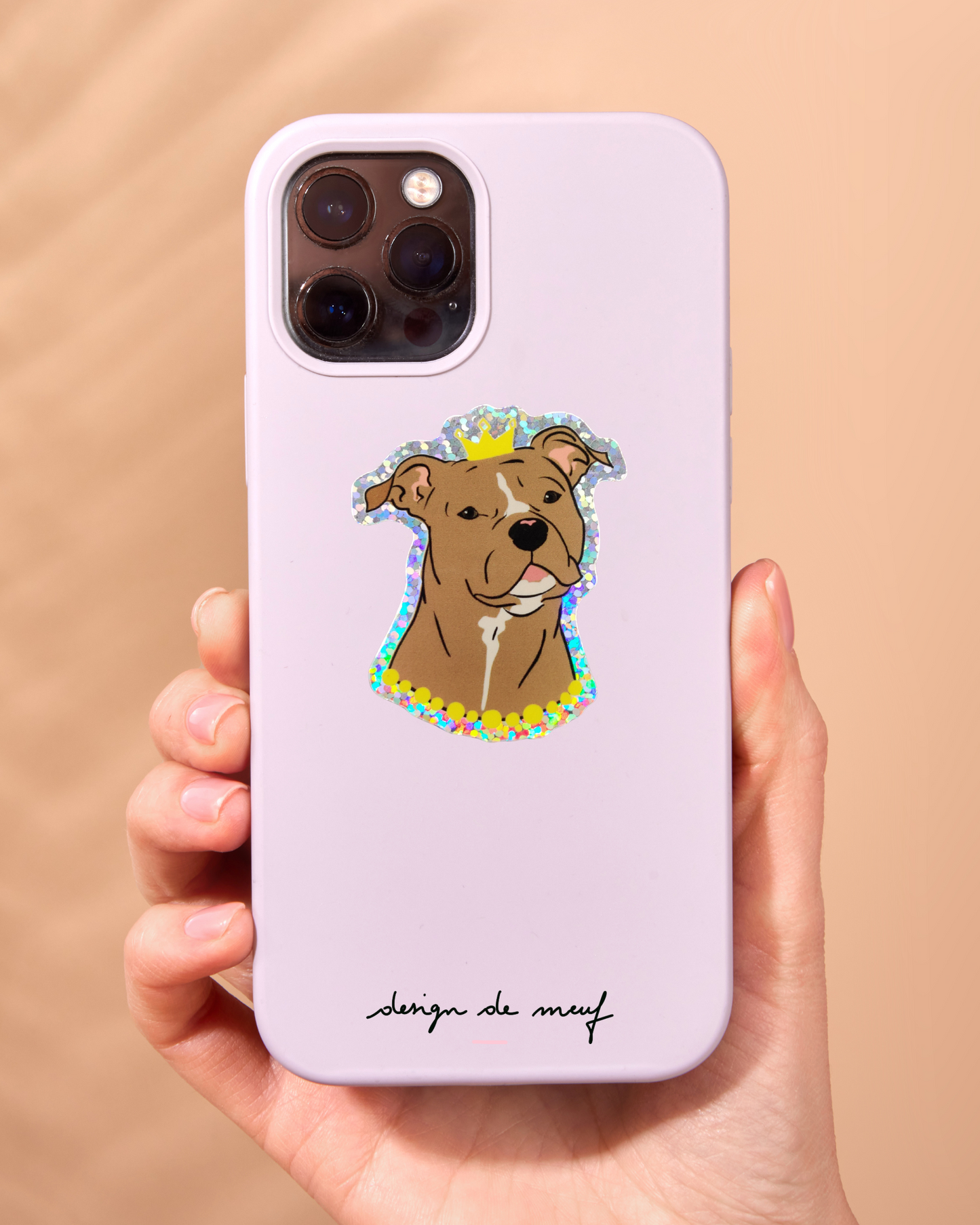 sticker illustration chien staff couronné avec reflets holographique collé sur un téléphone